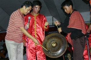 Mayor Jun banging the gong